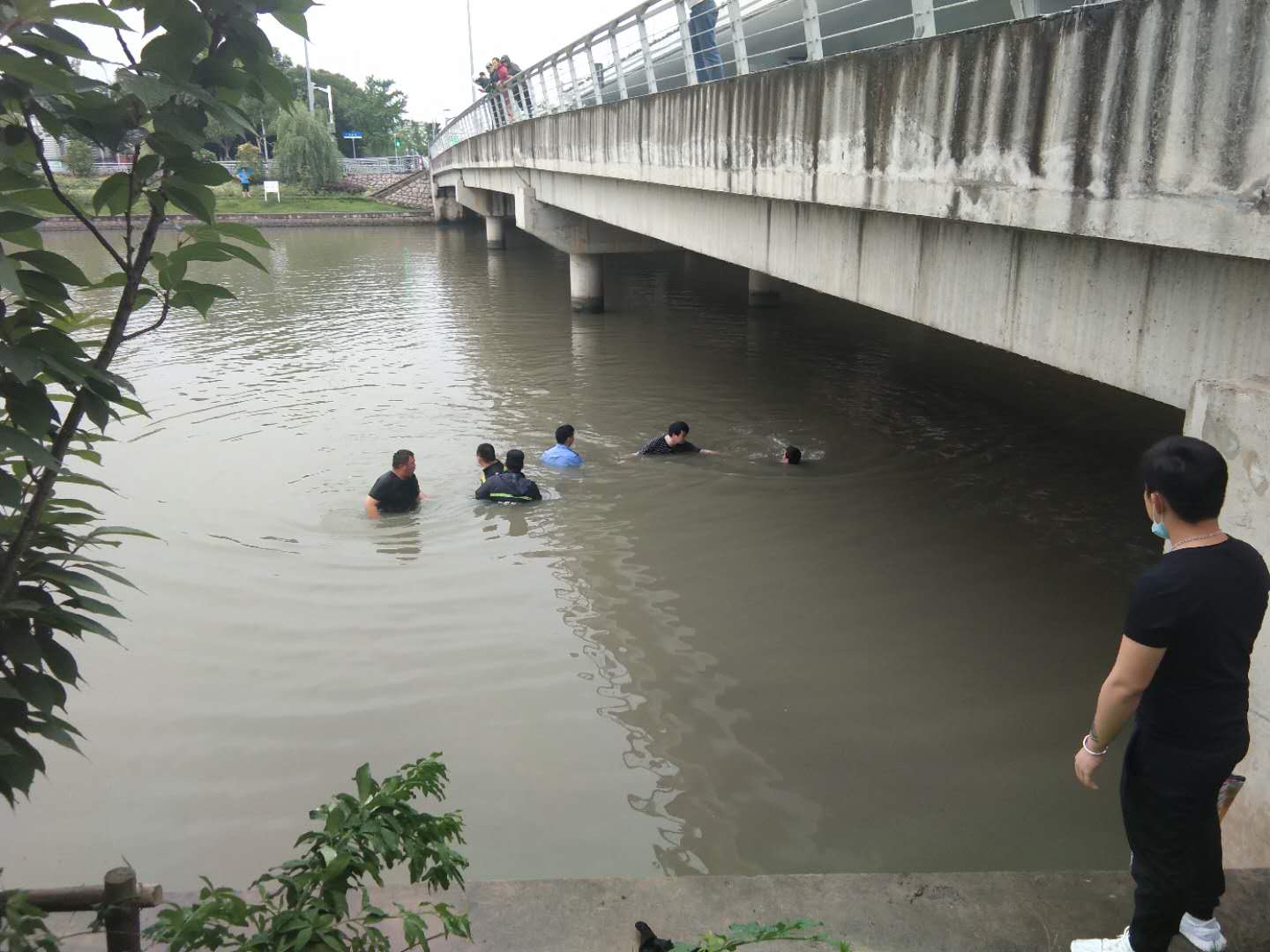 河道惊现溺水男 忘我跳河急施救--闵行交通辅警项目队员紧急跳河救援