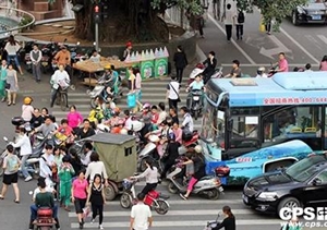 上海武警“拉链式”引导人流走红网络