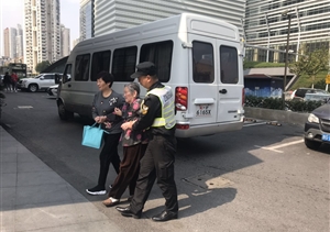 关爱老人，从我做起----陆家嘴城管队员帮扶重阳节聚餐老人
