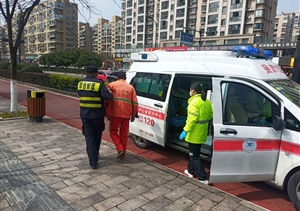 老人昏倒在地，扶还是不扶？民泰保安给出温暖坚定的答案 ——浙江