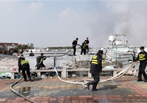 垃圾自然引发火灾  宗保保安全力灭火 ——公司驻两港装饰城项目队