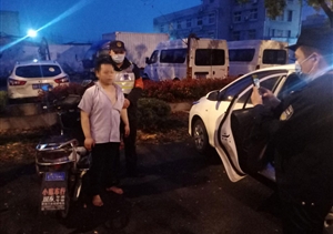 凌晨推车形迹可疑  宗保保安洞察智擒   ——孙桥辅警项目队员合力