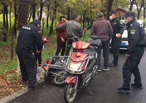 老人摔倒保安扶起  面对质疑凸显善举 ——宗保保安驻金山卫市容项