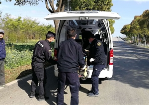 执勤途中遇见车祸  义不容辞出手相助 ——宗保公司驻金山卫市容项