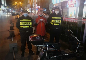 电动车未上锁危险  保安暂为保管平安 ——惠南辅警项目队员在巡逻