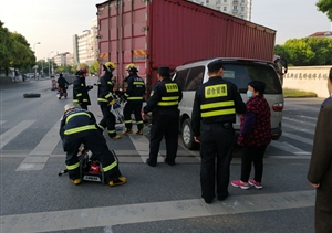 执勤路遇交通事故  宗保队员及时救助 ——宗保公司驻高桥市容项目