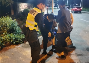 救助受伤老人  爱心彰显品格——民泰保安驻闲林辅警项目队员救助