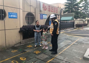 浙江民泰临平市容项目队员帮助走失儿童找到家人