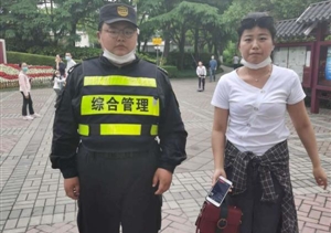 拾金不昧树新风系列 高桥市容项目队员捡到皮包归还失主