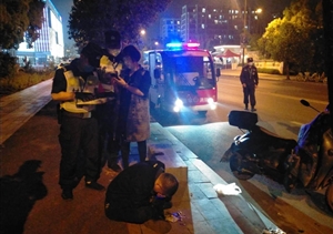 醉酒男子骑车摔倒  巡逻保安热心救助 ——民泰公司驻闲林辅警项目