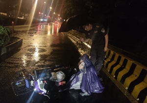 深夜里，暴雨中你的举动令人称赞 ——宗保公司驻周浦市容项目负责