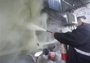 居民电表箱着火  保安判明急施救 ——民泰公司驻东湖市容项目扑灭