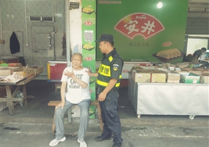 耄耋老人行动不便   宗保保安热心相助 ——宗保公司驻徽州区市容