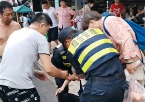 老人闹市突摔倒  队员帮扶显温暖 ——民泰公司驻金家渡菜场队员救