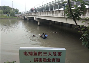 河道惊现溺水男  忘我跳河急施救--闵行交通辅警项目队员紧急跳河
