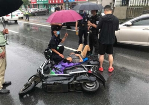 执勤突遇交通事故  急伸援手冒雨施救 ——民泰公司驻闲林辅警项目