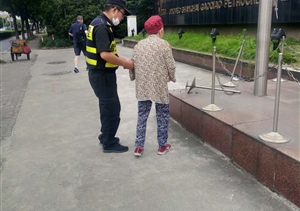 助人为乐展风采系列——宗保公司驻高桥市容项目队员帮助迷路老人