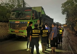 偷倒工程渣土欲逃离 保安赤脚追赶终控制——浙江民泰驻闲林城管辅