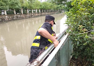巡逻遇到跳河轻生男  保安耐心劝导救上岸——宗保公司驻周浦市容