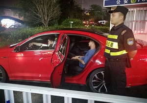 男子醉酒路边昏睡  保安队员及时救助——宗保公司驻惠南园区派出