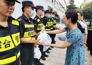 甲方慰问到一线 情系员工暖人心——杨思社区领导慰问宗保公司驻三