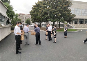 酷暑烈日烦人心  清凉活动暖人心 --甲方领导慰问宗保市委党校项目