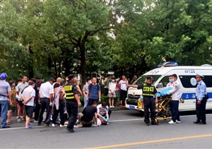 交通事故人昏迷   路遇救助受赞扬——三林市容项目队员积极救助伤