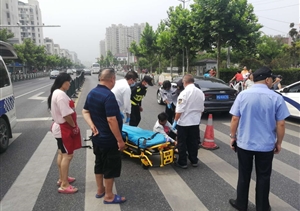 车祸有人受伤痛苦  警保联手施救受赞--周浦市容队员协助救车祸伤