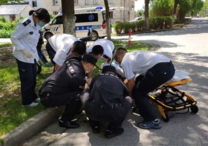 老人骑车摔倒昏迷  保安热心救助获赞——公司驻奉贤区柘林镇网格