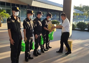 奋战高温守一线   慰问关怀暖心田--金山卫镇领导慰问公司驻该镇市