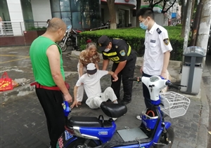 老人骑车摔倒 保安热心帮助--公司驻高桥市容项目队员救助摔伤老人