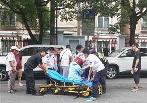 发生车祸人受伤  热心队员急救助——三林市容项目队员救助车祸受