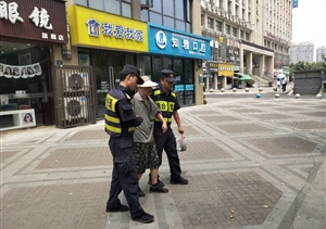 公司驻中泰城管辅助队员贴心护送迷路老人回家