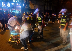 巡逻路遇交通事故  宗保队员出手相助——高桥市容项目队员救助车