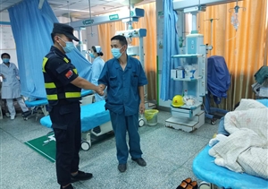 女孩晕倒不省事 队员施救解其危——歙县市容项目队员救助晕倒女孩