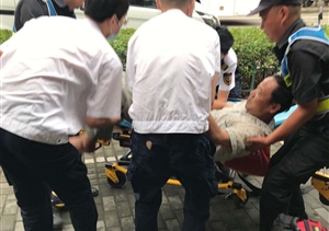 老人受伤躺路边  队员热心助平安——世博区域南码头网格市容项目