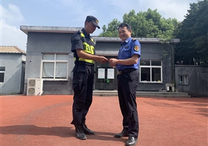 醉男言行粗暴拒执法   队员忍辱克制避激化——宗保公司驻闲林城管