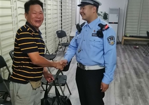 执勤捡到手提包 拾金不昧还失主—闵行虹桥交通辅警项目队员捡到一