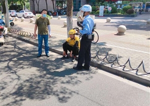 外卖小哥遭遇车祸 宗保队员紧急救援—金桥交通管理辅助队员救助车