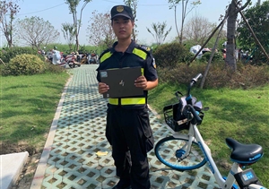 良渚地铁菜场项目队员捡到一个手提包