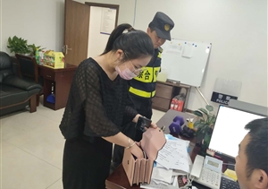 东湖市容项目队员捡到一个手提包