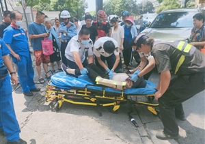 执勤途中遇车祸  出手帮助脱险情—三林市容项目队员救助车祸女子