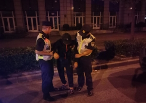 醉酒男子躺大街  巡逻队员伸援手—金桥辅警项目队员帮助一名醉酒