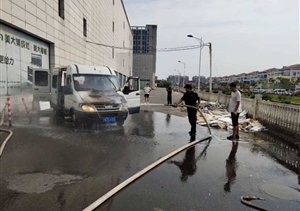 汽车突发自燃有危险  队员忘我扑救保平安—宗保公司驻两港项目队