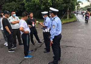 交通事故路拥堵 队员疏导保畅通—金桥交管队员及时疏通事故现场