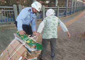 拾荒老人遇困难  热心队员解其难—宗保公司驻金桥交管项目队员帮