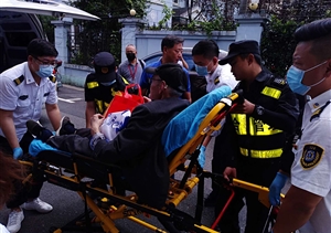 救助晕倒老人 彰显宗保本色--三林城管辅助队员热心救助晕倒老人