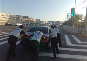 轿车熄火车主急  辅警助其排除难--公司驻金桥治安派出所辅警积极