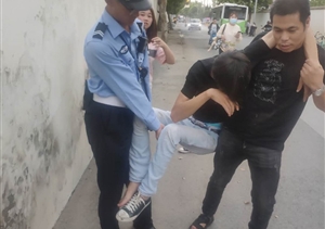 醉酒男子倒路边   辅警协助送回家--金桥辅警项目队员帮助醉酒男子