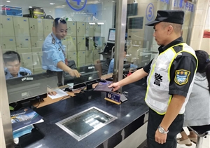 金桥辅警捡到钱包上交值班民警